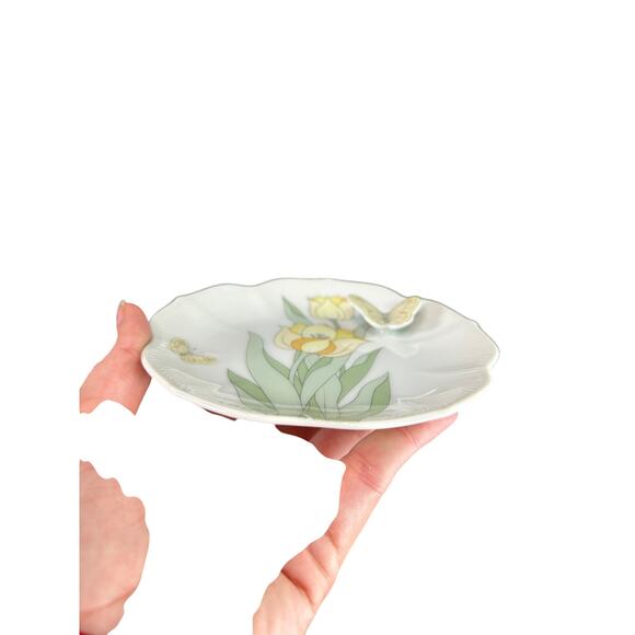 Vintage Decorative Plate- Mini- Scalloped edges- Tulips 3d butterfly- some wear - Picture 4 of 5